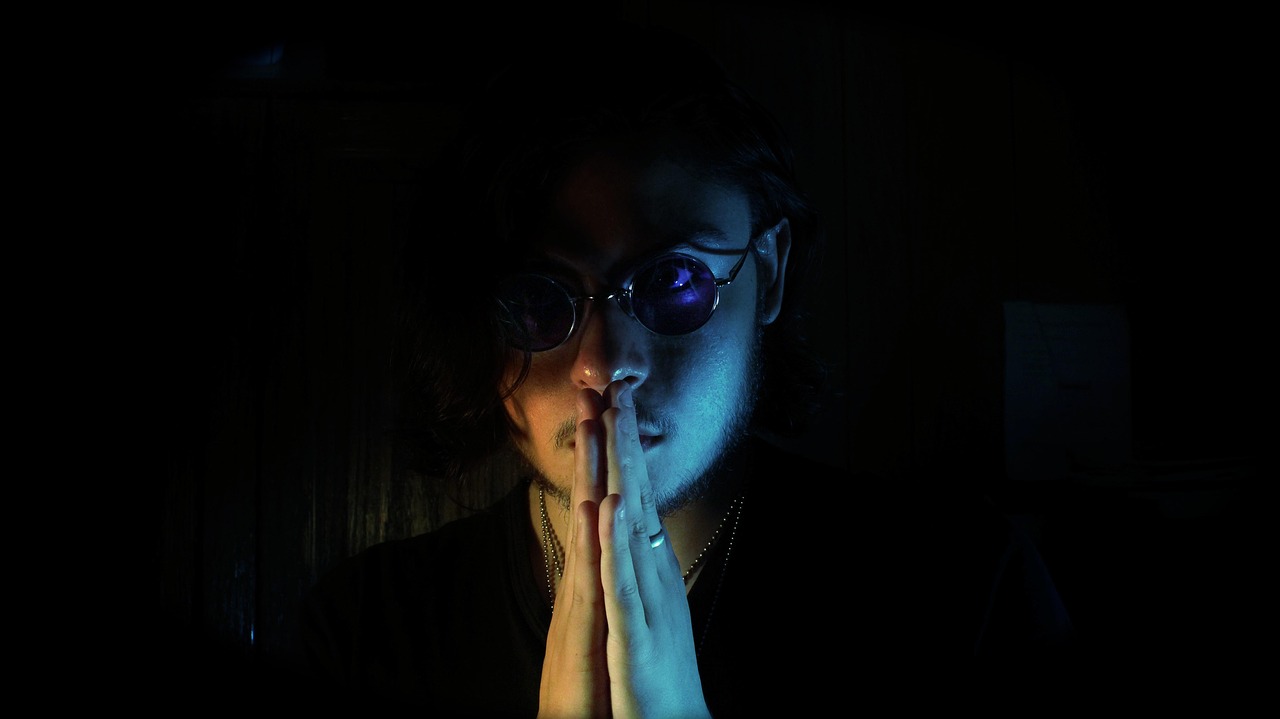 電影性火坑中的乳燕，深度解讀與反思